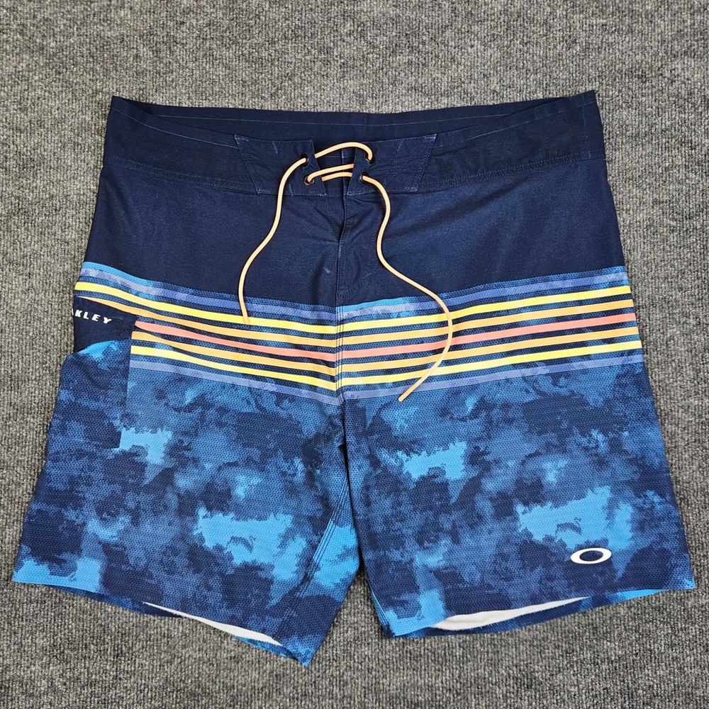 Oakley Performance Fit Board Shorts Men's 36 Blue Striped Swim Trunks Surf